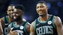 Pebasket Boston Celtics, Marcus Smart, tersenyum usai berhasil mengalahkan Phoenix Suns pada laga NBA di Stadion TD Garden, Boston Minggu (3/12/2017). Boston Celtics menang 116-111 atas Phoenix Suns. (AP/Michael Dwyer)