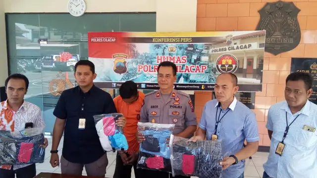 Polisi menunjukkan barang bukti yang disita dalam kasus pencabulan anak di bawah umur yang terjadi di wilayah Patimuan, Cilacap. (Foto: Liputan6.com/Polres Cilacap/Muhamad Ridlo) 