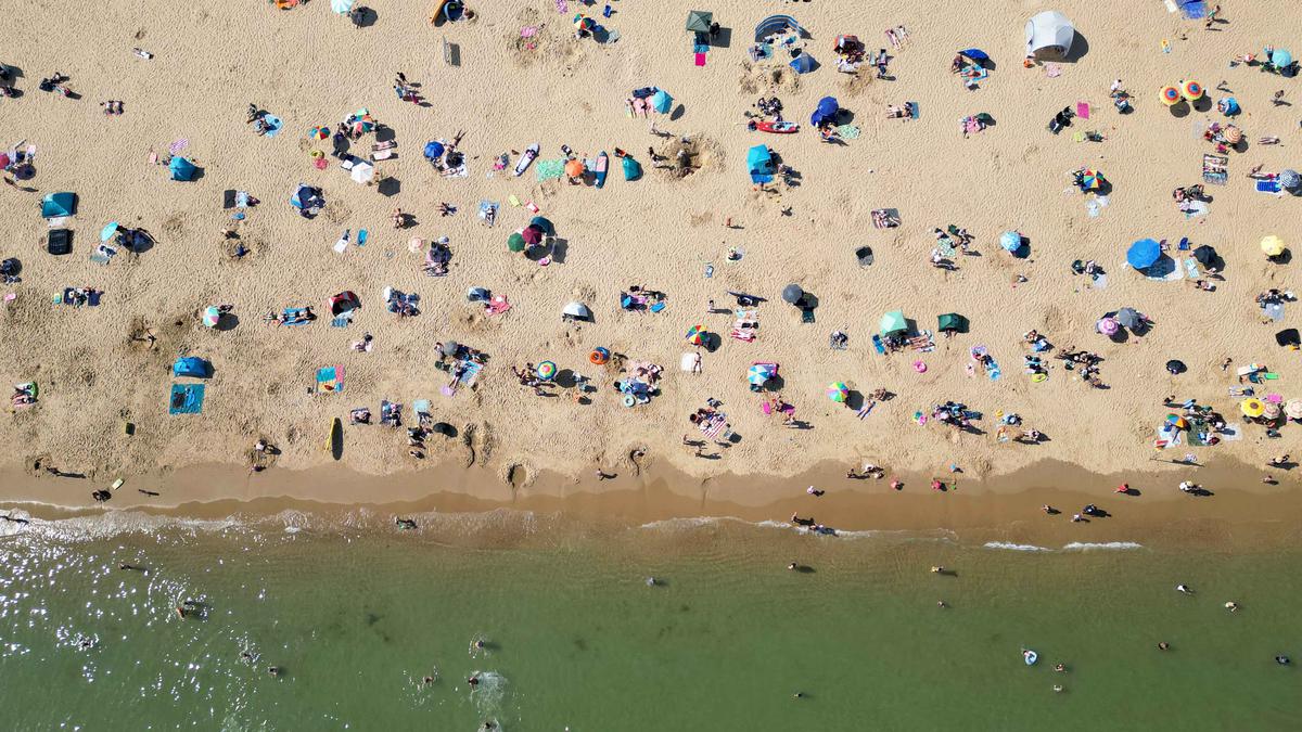 Diterjang Gelombang Panas Ekstrem, Warga Inggris Padati Pantai Bournemouth