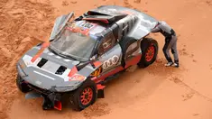 Carlos Sainz terpaksa mundur dari Reli Dakar 2023 setelah mengalami insiden parah di stage 9 yang berlangsung dari Riyadh hingga Haradh pada Selasa (10/01/2023) waktu setempat. (AFP/Franck Fife)