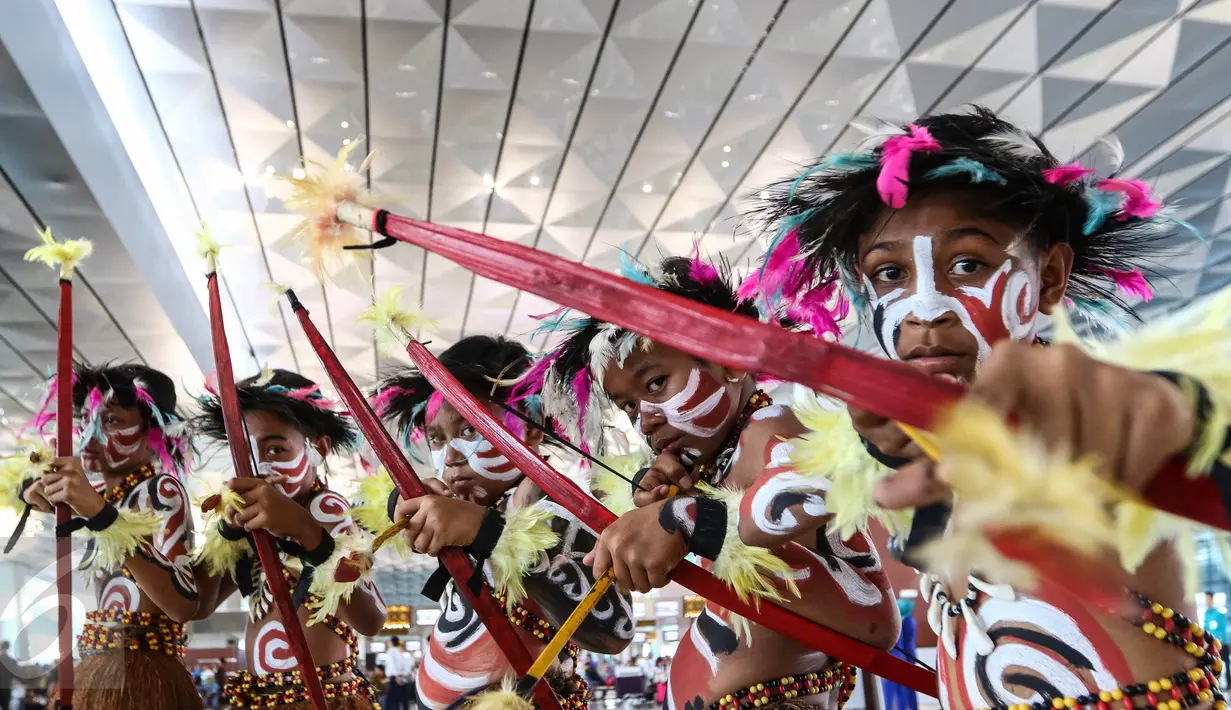 Sejumlah penari cilik tradisional berpose memegang panah sebelum melakukan Pentas Budaya dihadapkan calon penumpang di Terminal 3, Bandara Soekarno Hatta, Tangerang, Banten, Senin (15/08). (Liputan6.com/Fery Pradolo).