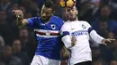 Duel pemain Sampdoria, Fabio Quagliarella (kiri) dan pemain Inter Milan, Davide Santon pada lanjutan Serie A Italia di Luigi Ferraris Stadium, Genoa (30/10/2016). (AFP/Marco Bertorello)