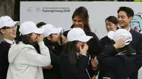 Melania Trump disambut siswi-siswi SMP ketika berkunjung besama dengan Choi Min-ho, anggota SHINee, untuk bersama-sama menyaksikan "Girls Play 2!" (Sumber AP)