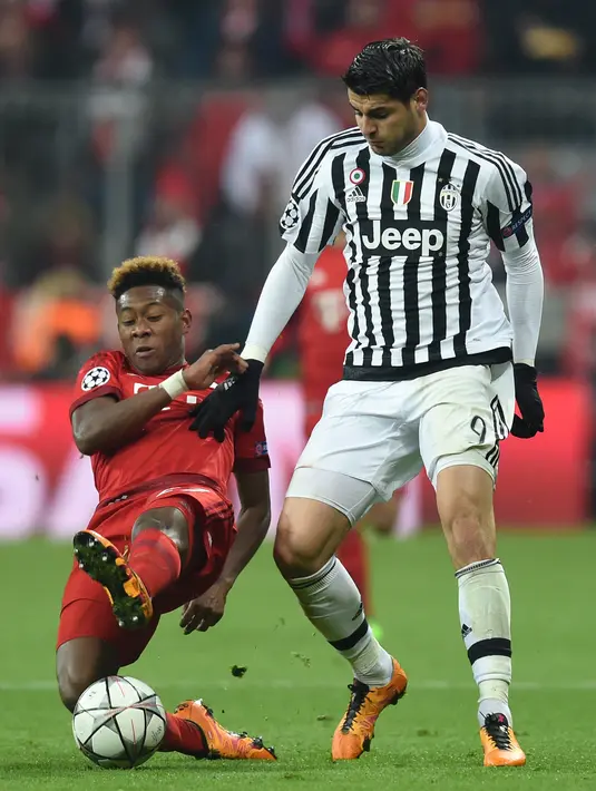 Penyerang Juventus, Alvaro Morata berusaha melewati bek Bayern Munchen, David Alaba pada pertandingan leg kedua Babak 16 Besar Liga Champions Munich, Jerman selatan pada 16 Maret 2016. (AFP/Christof Stache)