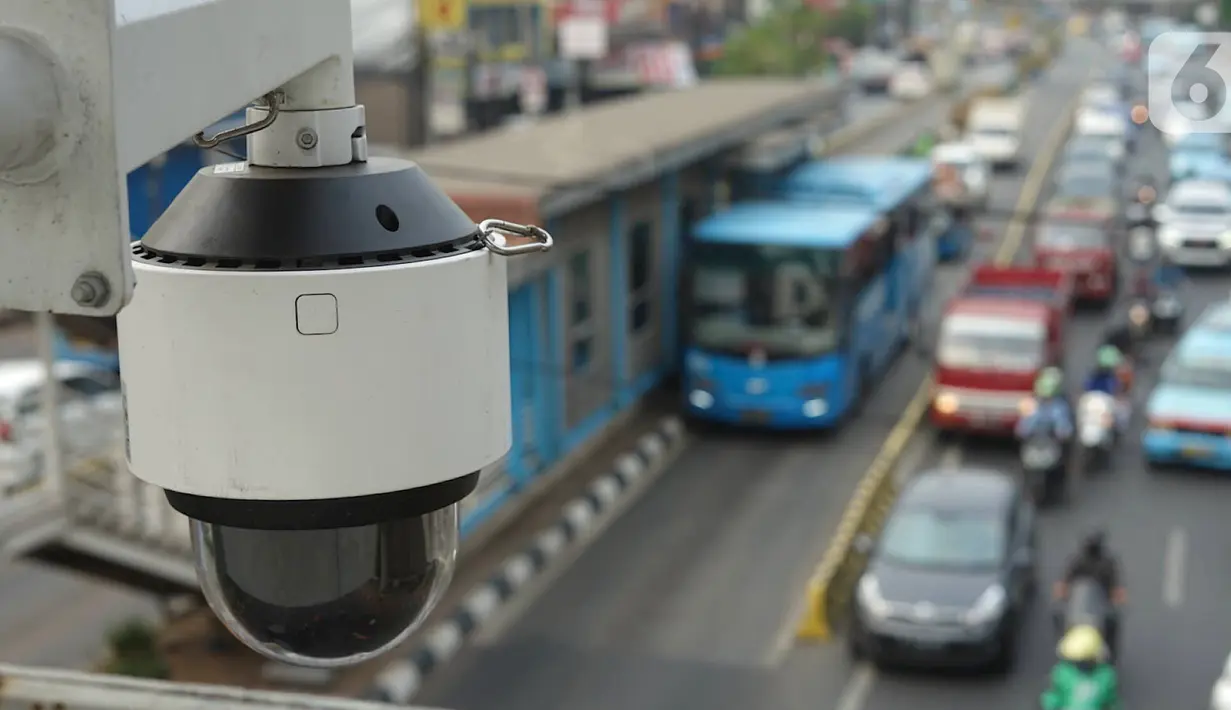 Kamera CCTV pemantau arus lalu lintas terpasang di JPO kawasan Cawang, Jakarta Timur, Kamis (10/10/2019). Dirlantas Polda Metro Jaya Kombes Pol Yusuf mengatakan Pemprov DKI Jakarta akan membantu pihaknya dalam pengadaan kamera tilang elektronik. (Liputan6.com/Immanuel Antonius)