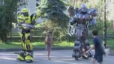 Pasutri asal Ukraina membangun bisnis kostum robot Transformer. Hasil karya mereka telah ditampilkan di beberapa festival internasional, seperti di Latvia, Qatar, hingga Amerika Serikat.