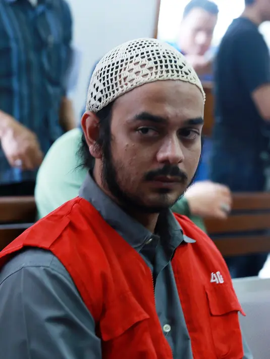 Sidang dimulai sekitar pukul 15.00 WIB. Masih dengan peci putih yang selalu diusungnya, Rio mengikuti jalannya sidang dengan khidmat. (Wimbarsana/Bintang.com)