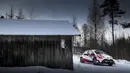 Pebalap Toyota Yaris WRC asal Finladia, Juho Hanninen, memacu mobilnya melintasi salju pada Reli Swedia 2017 di Torsby, Swedia, Jumat (10/2/2017). (EPA/Nikos Mitsouras)