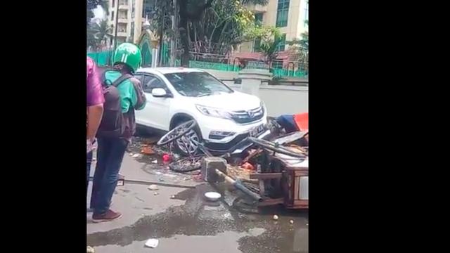 Mengantuk Pengemudi Mobil Tabrak 3 Gerobak Makanan Di Kuningan