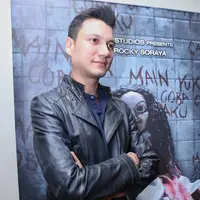 Terlibat dalam film horor, ia mengaku sempat penasaran. Aktor 37 tahun itu minta dibukakan mata batinnya untuk melihat makluk abstral di sekitarnya. Meski akhirnya tak jadi dibuka mata batinnya. (Nurwahyunan/Bintang.com)