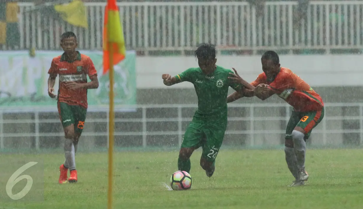 Pemain Persikabo berusaha melewati kawalan pemain PS Bengkulu dalam laga lanjutan Liga 2 di Stadion Pakansari, kab Bogor, Minggu (23/4). Persikabo kalah 1-4 dari PS Bengkulu. (Liputan6.com/Helmi Fithriansyah)