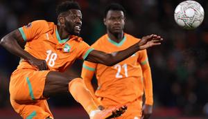 Gelandang Pantai Gading bernomor punggung 18, Ibrahim Sangare, melepaskan tembakan namun gagal mencetak gol selama pertandingan babak 16 besar Piala Afrika (CAN) antara Pantai Gading dan Burkina Faso di Stadion Grand di Marrakesh pada 6 Januari 2026. (FRANCK FIFE/AFP)