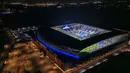 Foto udara yang memperlihatkan para penggemar di dalam stadion baru Everton, Bramley Moore Dock, selama pertandingan uji coba persahabatan antara Everton U18 melawan Wigan U18 di Liverpool, Inggris, Senin (17/02/2025) waktu setempat. (AFP/Paul Ellis)