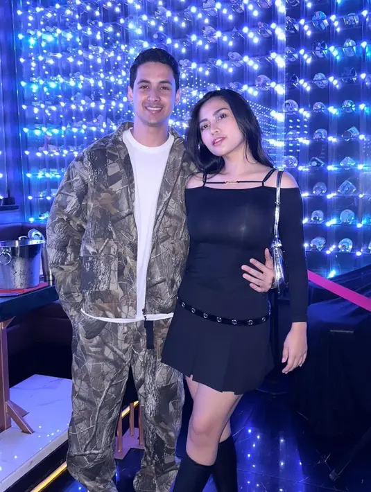 Rachel tampil dengan black little dress. Dress ini memiliki detail tali spageti dan bagian rok pleats. Salim sendiri tampil dengan outfit serasi; kaus putih ditumpuknya dengan oversized jacket bermotif abstrak bernuansa kehijauan dengan celana panjangnya. Foto: Instagram.