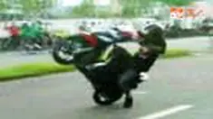 Beragam cara anak-anak muda mengisi waktu liburan panjang. Salah satunya, atraksi ketangkasan bermotor di jalan raya Kota Mamuju, Sulawesi Barat. 