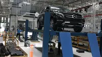 Pekerja mengecek mobil Mercedes Benz di Pabrik Mercedes Benz, Wanaherang, Gunung Putri, Bogor, Selasa (11/12). Mercededes-Benz C-Class memiliki pasar yang besar di Indonesia. (Liputan6.com/Herman Zakharia)