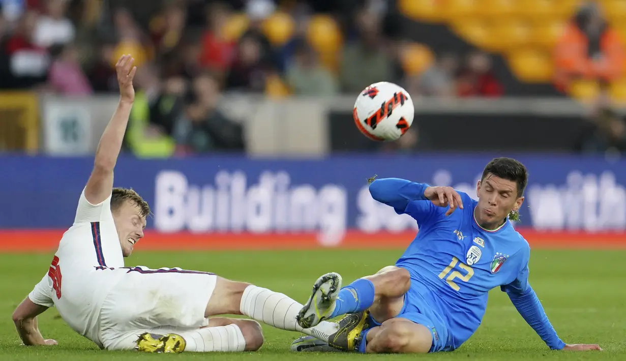 Gelandang Italia, Matteo Pessina berebut bola dengan pemain Inggris, James Ward-Prowse selama pertandingan grup A3 UEFA Nations League di Stadion Molineux di Wolverhampton, Inggris, Minggu (12/6/2022). Inggris bermain imbang dengan Italia 0-0. (AP Photo/Jon Super)