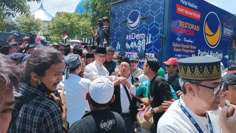 Anies Baswedan saat salat Jumat di Masjid Agung Surabaya. (Dian Kurniawan/Liputan6.com)