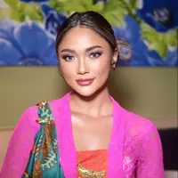 Manggung pakai kebaya dan kain batik, penampilan Marion Jola mencuri perhatian warganet. (Instagram/rhay_david).