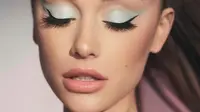 Simak tutorial winged eyeliner ala Ariana Grande untuk tampil bold. (instagram/arianagrande)