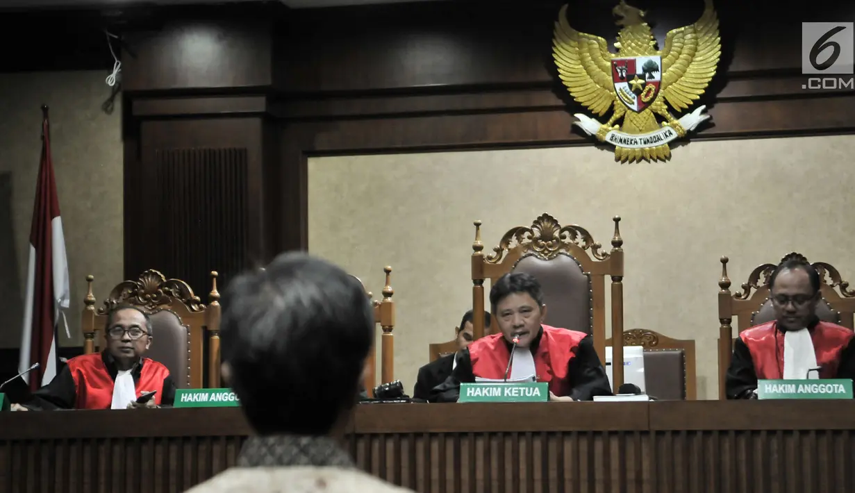 Majelis hakim saat memutuskan vonis terdakwa Anang Sugiana Sudiharjo di Pengadilan Tipikor, Jakarta, Senin (30/7). Anang dinyatakan bersalah dan terbukti memperkaya korporasi dari pengadaan proyek e-KTP sebesar Rp 79 miliar. (Merdeka.com/Iqbal S. Nugroho)