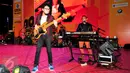 Personel Kerispatih, Badai dan Andika saat ikut mengisi acara malam penganugerahan Police Movie Festival 2015 di Central Park, Jakarta, Sabtu (13/6). (Liputan6.com/Yoppy Renato)