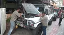 Anggota Indonesia Land Rover United (ILRU) melakukan pengecekan kendaraan Land Rover di Jakarta, Rabu (5/12). Setidaknya ada 750 kendaraan Land Rover memadati acara tersebut untuk bersilaturahmi. (Liputan6.com/Angga Yuniar)
