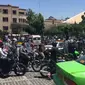 Sejumlah orang berkumpul di depan parlemen Iran di Teheran,  Rabu (7/6). Tiga pria bersenjata dilaporkan melakukan penyerangan di dalam gedung parlemen Iran dengan menggunakan senjata api. (AFP/ATTA KENARE)