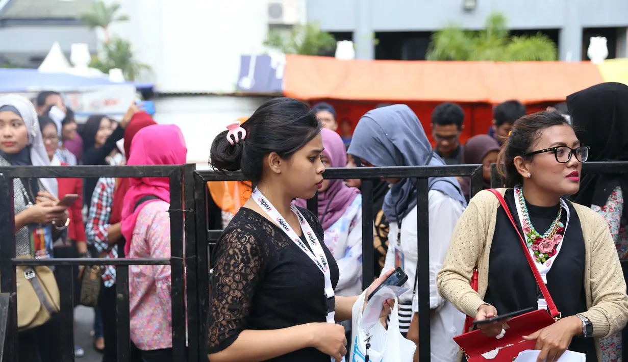 Dari pantauan Bintang.com di lokasi Gala Premiere AADC2, sejak pukul 15.00 WIB, satu persatu tamu undangan serta penonton sudah mulai mengantri. (Andy Masela/Bintang.com)