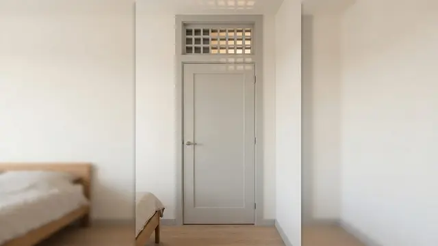 Model Pintu Kamar dengan Ventilasi Roster Kecil di Bagian Atas