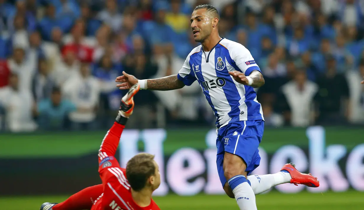Ricardo Quaersma mencetak gol kedua untuk membawa Porto unggul 2-0 atas Bayern