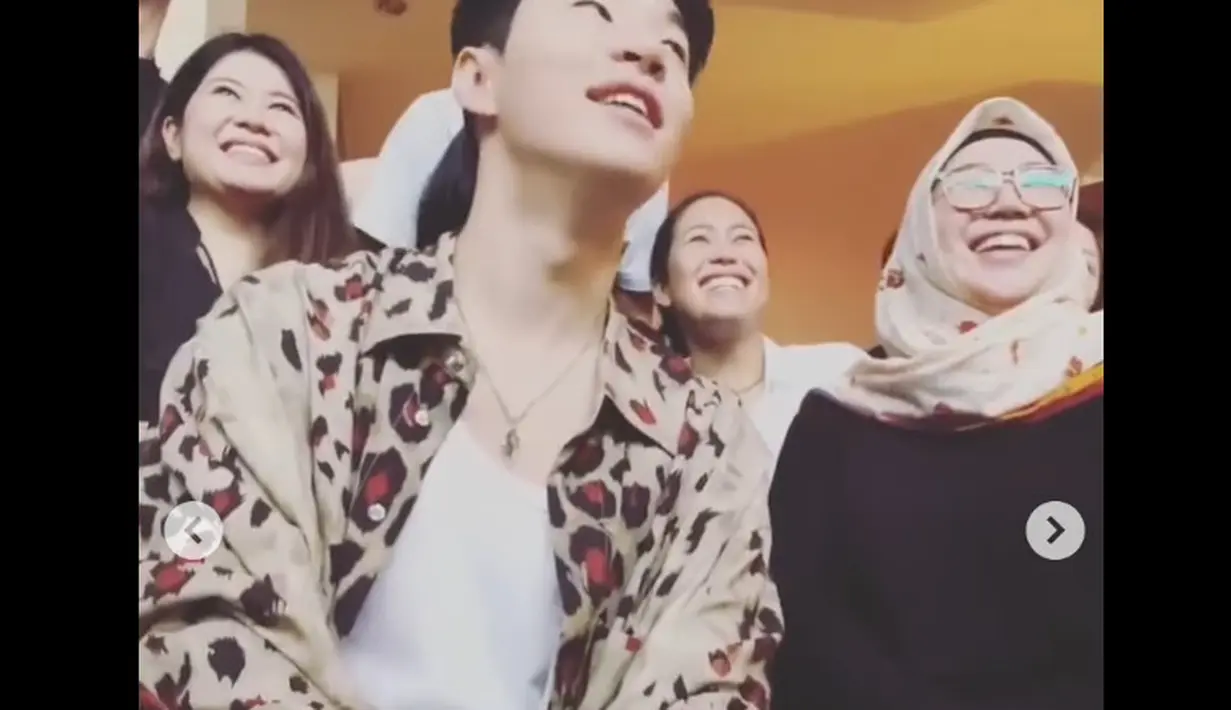 Henry Lau saat berkoordinasi dengan teman-temannya dalam sesi foto bersama di acara Baby Shower. (Foto: Twitter/ imanusman)