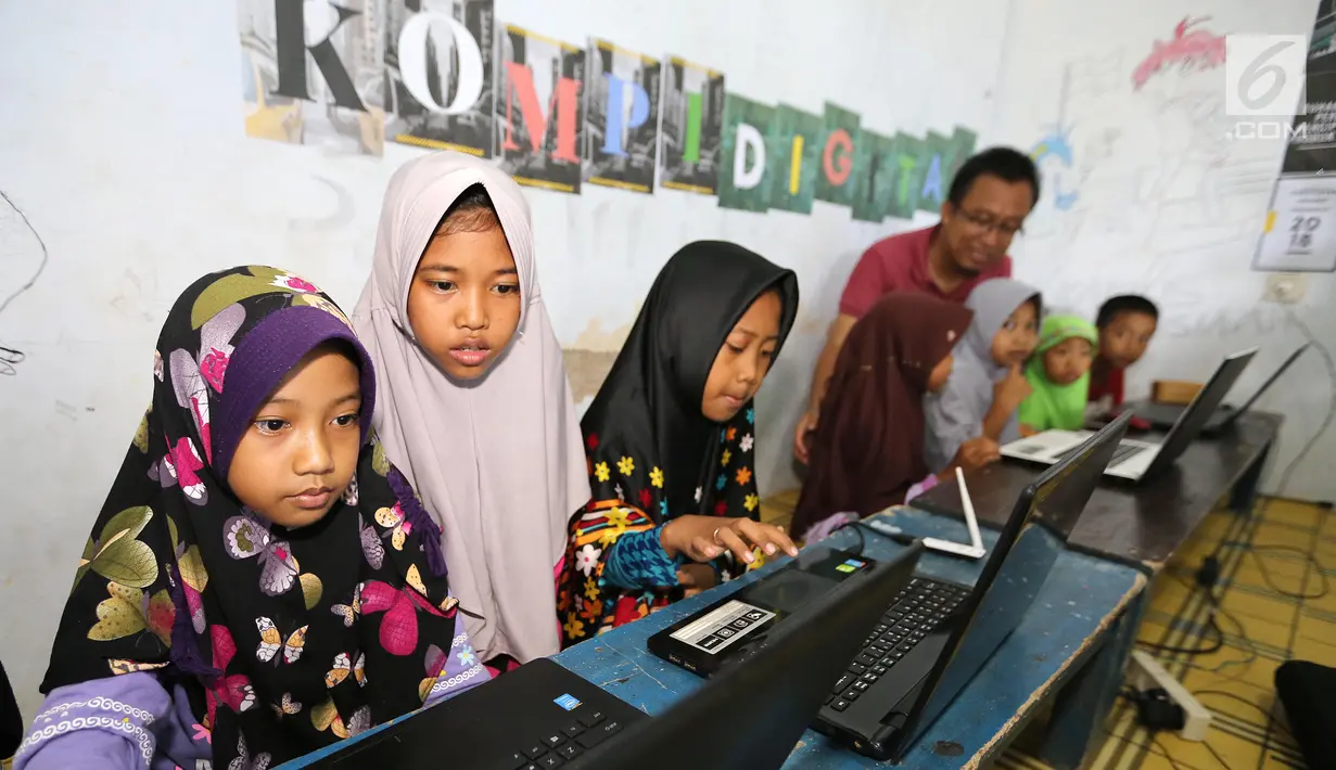 Anak-anak belajar internet saat pelatihan program Kebumen Desa Digital di Desa Tambakprogaten, Kabupaten Kebumen, Jateng, Minggu (6/5). Pelatihan tersebut guna meningkatkan penetrasi internet di Kabupaten Kebumen pada 2020. (Liputan6.com/Fery Pradolo)