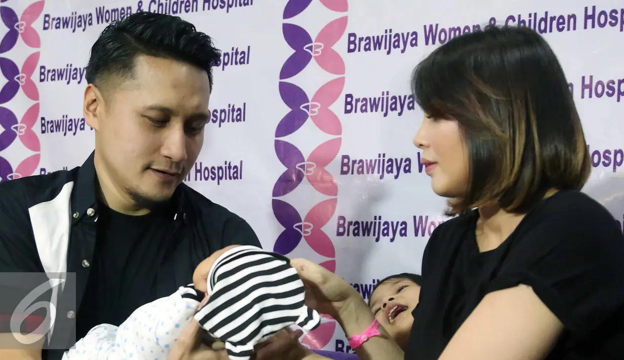 Arie Untung dan Fenita menggelar jumpa pers pasca kelahiran anak ke-3 mereka di RS Brawijaya, Jakarta, Kamis (25/8). Arti nama Mezbareta Yusuf Athalla adalah pemberian Tuhan yang ganteng dan bisa menjadi harapan yang baik. (Liputan6.com/Herman Zakharia)