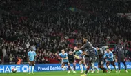 Striker Timnas Inggris, Ivan Toney mencetak gol dari titik putih saat laga uji coba internasional melawan Belgia di Wembley, Rabu (27/3/2024) dini hari WIB. (Adrian DENNIS / AFP)