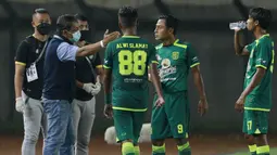 Pelatih Persebaya Surabaya, Aji Santoso memberi arahan kepada para pemainnya saat menghadapi Persik Kediri dalam laga Grup C Piala Menpora 2021 di Stadion Si Jalak Harupat, Bandung, Selasa (23/3/2021). Persebaya menang 2-1 atas Persik. (Bola.com/M Iqbal Ichsan)