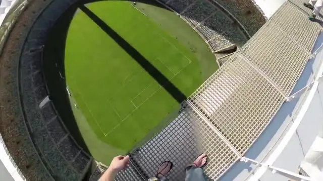 Video olahraga ekstrim tentang seorang petualang yang nekat melompat dari atap Stadion Moses Mabhida, Durban Afrika Selatan yang pernah dipakai pada Piala Dunia tahun 2010 lalu. 