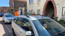Tak ketinggalan, mobil pribadi juga dihiasi dengan pernak-pernik jingga menjelang Euro 2020. (Foto: Bola.com/Tito Sianipar)