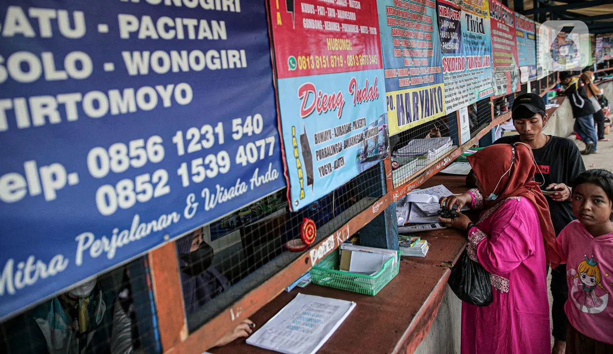 <p>Calon penumpang membeli tiket di loket Terminal Bayangan Lebak Bulus, Jakarta, Kamis (21/4/2022). Sebagian pemudik memilih pulang kampung lebih awal untuk menghindari puncak arus mudik yang diperkirakan dimulai pada H-5 dan H-3 Lebaran 2022. (Liputan.com/Faizal Fanani)</p>