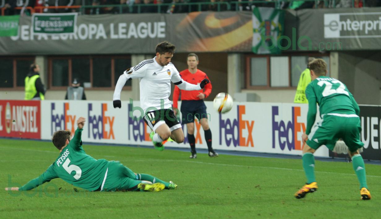 Dominasi pemain Valencia tak mampu diimbangi Rapid Vienna saat laga di Stadion Ernst Happel, Wina, Austria, Jumat (26/2/2016) dini hari WIB. (Bola.com/Reza Khomaini)