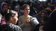Anak-anak pengungsi Palestina berkumpul untuk menerima bagian makanan dari dapur amal di kamp pengungsi Nuseirat, yang terletak di bagian tengah Jalur Gaza, pada 21 Oktober 2025, atau sepekan setelah kesepakatan gencatan senjata antara Israel dan Hamas mulai berlaku. (Eyad BABA/AFP)