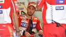 Pebalap Ducati, Andrea Dovizioso saat berdiskusi dengan tim mekanik sebelum melakukan sesi latihan bebas pada balapan San Marino Moto GP Grand Prix di Marco Simoncelli Circuit, Misano (9/9/2017). (AFP/Andreas Solaro)