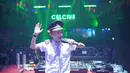 Omo Kucrut selalu menghibur para pencinta hiburan malam dengan musik-musik menghentak. Bahkan lagu soundtrack dari Ronaldowati sering ia remix. Sosoknya yang kocak, menjadi daya tarik tersendiri saat Omo Kucrut sedang perform di atas panggung. (Liputan6.com/IG/omokucrut)
