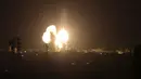 Bola api muncul setelah serangan udara Israel di Rafah, Jalur Gaza, Palestina, Senin (13/9/2021). Pihak Israel mengatakan mereka menyerang sasaran milik Hamas, kelompok yang menguasai Gaza. (SAID KHATIB/AFP)