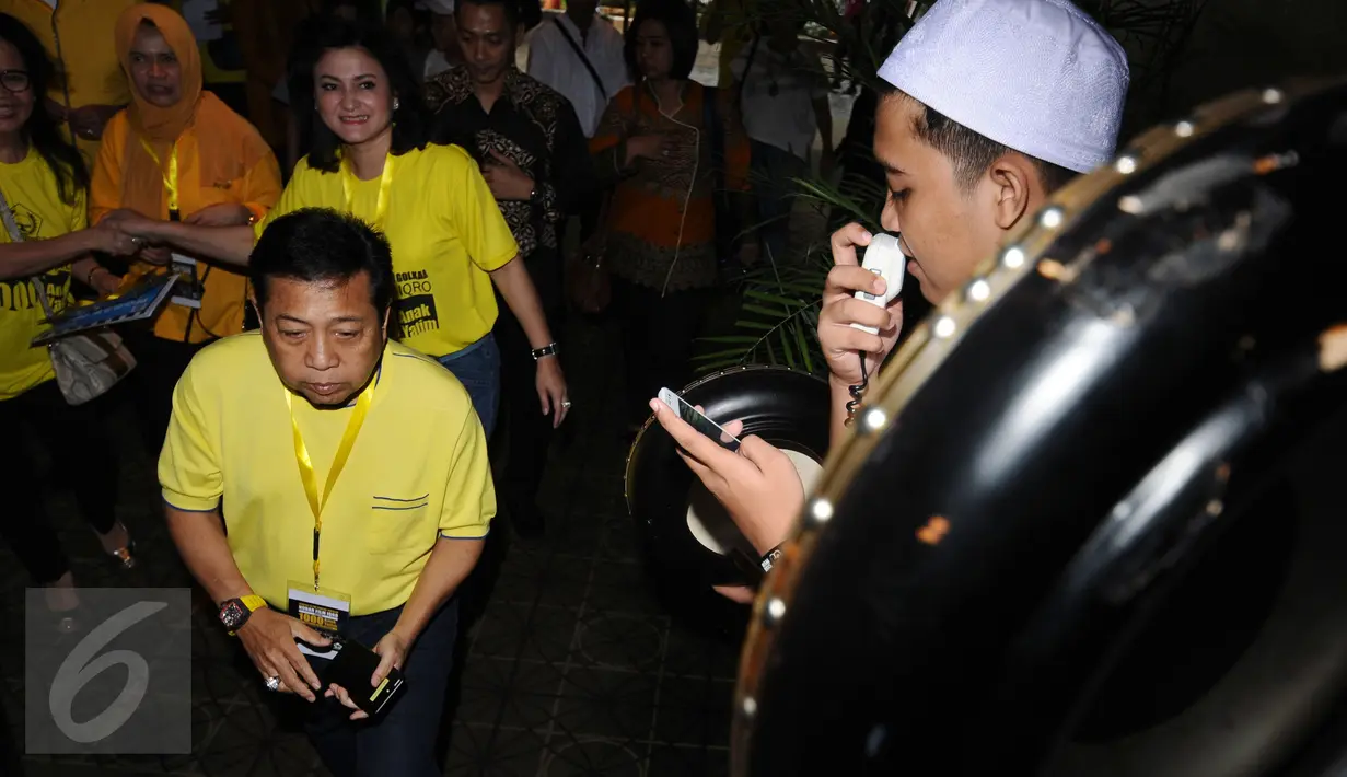 Ketua Umum Partai Golkar, Setya Novanto (kiri) saat masuk studio jelang nonton bareng film Iqro bersama 1000 anak yatim di Jakarta, Minggu (12/2). Acara ini untuk memperingati Maulid Nabi Muhammad SAW. (Liputan6.com/Helmi Fithriansyah)