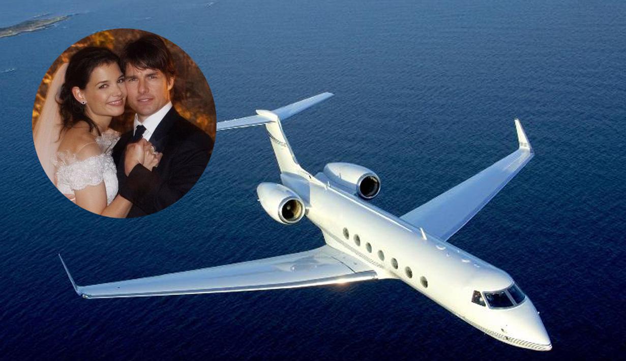 Katie Holmes merupakan mempelai wanita yang beruntung mendapatkan kado pesawat Jet pribadi Gulstream Jet dari sang suami kala itu, Tom Cruise. Jet mewah itu seharga 196 miliar rupiah (Istimewa)