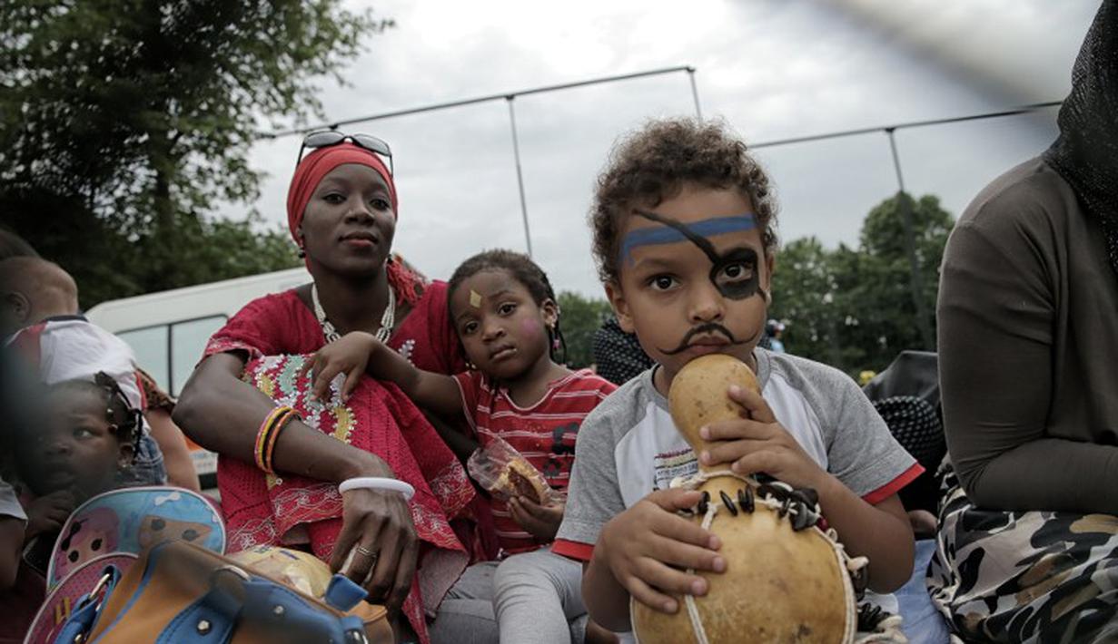 Suporter Mali  saat bertanding melawan Guinea dalam turnamen sepak bola untuk kaum migran dan orang asing bertajuk "Balon Mundial" yang dihelat 6 Juni-5 Juli 2015 di Turin, Italia. (AFP PHOTO/MARCO BERTORELLO)