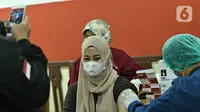Warga mendapatkan vaksin Covid-19 di Gelanggang Olahraga (GOR) Ciracas, Jakarta Timur, Kamis (24/6/2021). Pelaksanaan vaksinasi dimulai Kamis, 24 Juni 2021 dengan target 1000 vaksin per hari. (Liputan6.com/Herman Zakharia)