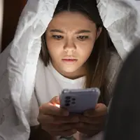 Fenomena hidup di dunia digital yang sering dirasakan kalangan muda. (foto: jcomp/freepik)