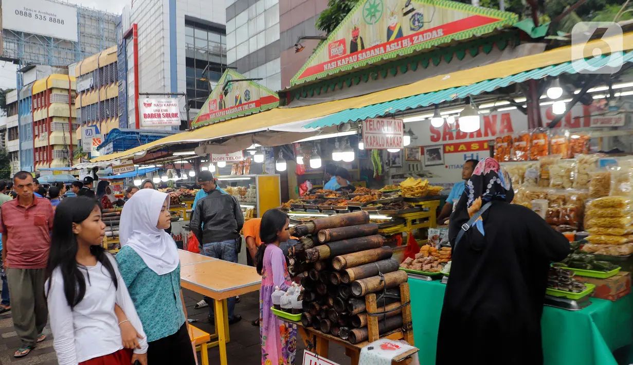 Sentra Kuliner Nasi Kapau juga menyajikan berbagai jenis penganan khas Sumatera Barat. (Liputan6.com/Herman Zakharia)